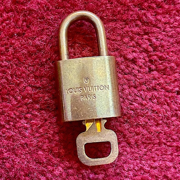 Rare 400-series Authentic Louis Vuitton Brass Lock & Key #435 - Picture 5 of 5
